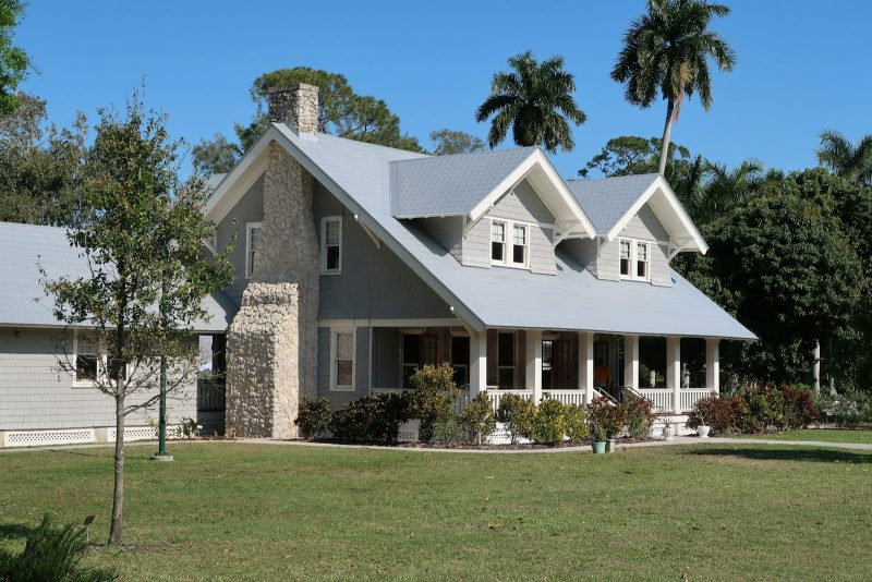 Chácara com casa sede, nascente e pomar