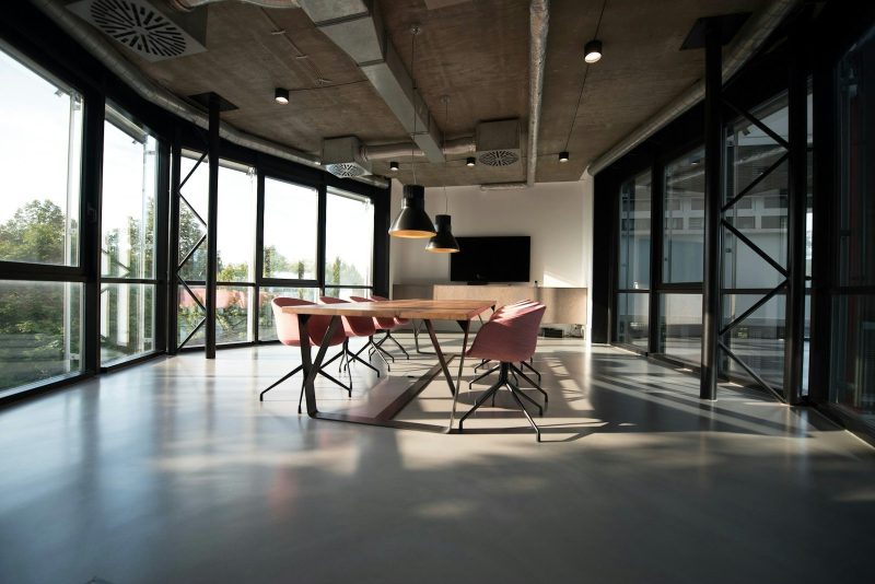 Sala comercial com recepção no centro