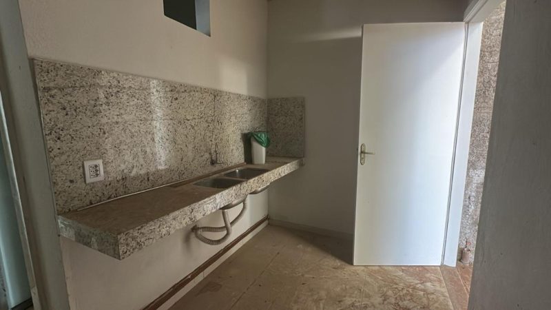 Barracão com sala comercial