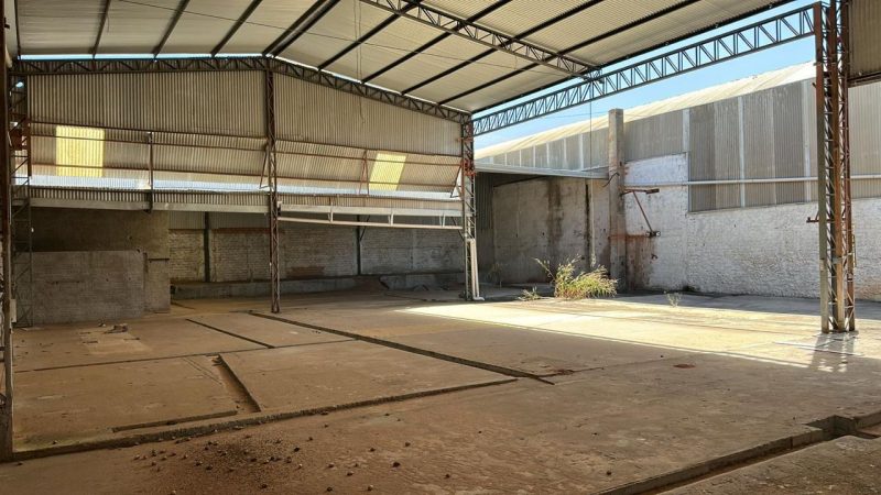 Barracão com sala comercial