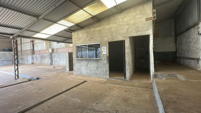 Barracão com sala comercial
