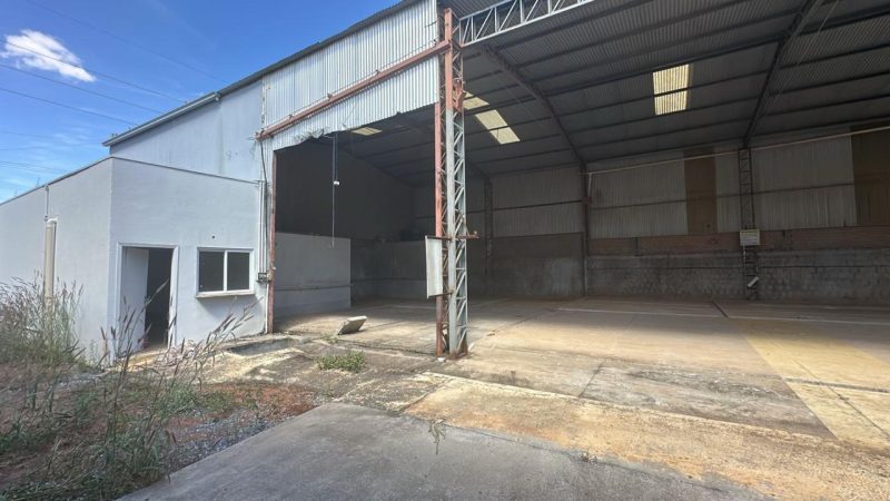 Barracão com sala comercial