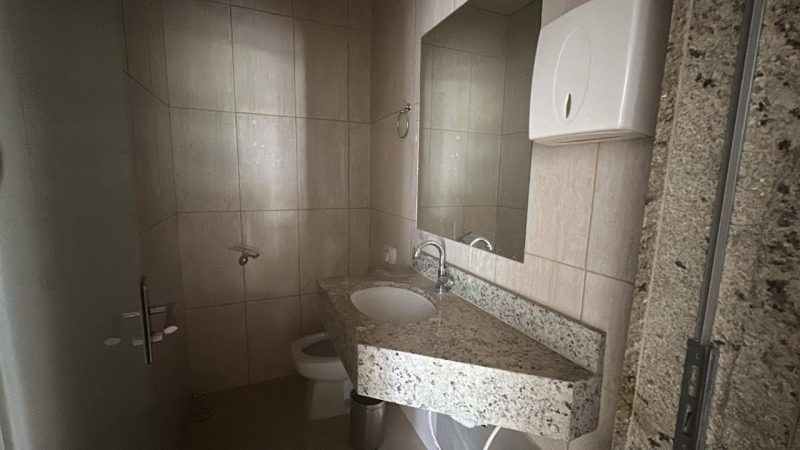 Barracão com sala comercial