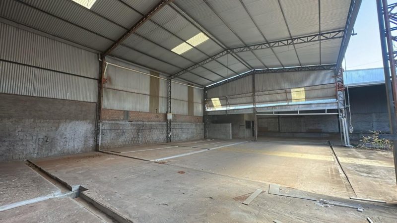 Barracão com sala comercial